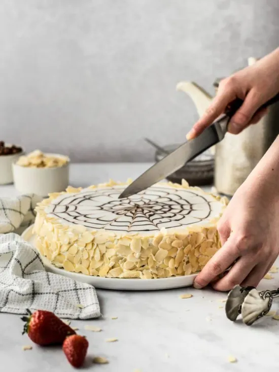 Торт Эстерхази от семейной кондитерской Kisura | Доставка по Москве