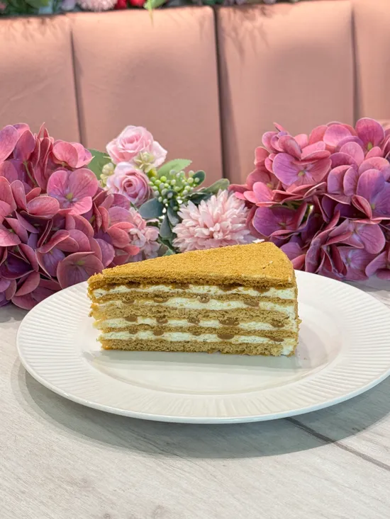 Торт Медовик Сметанный с ягодами от семейной кондитерской Kisura | Доставка по Москве