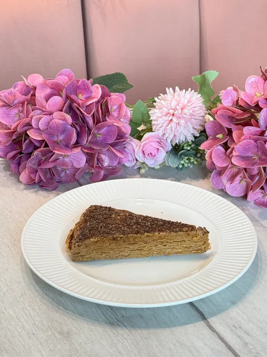 Торт Микадо с ягодами от семейной кондитерской Kisura | Доставка по Москве