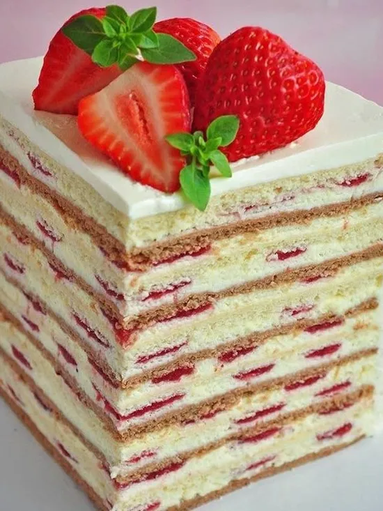 Торт Молочная Девочка с ягодами от семейной кондитерской Kisura | Доставка по Москве