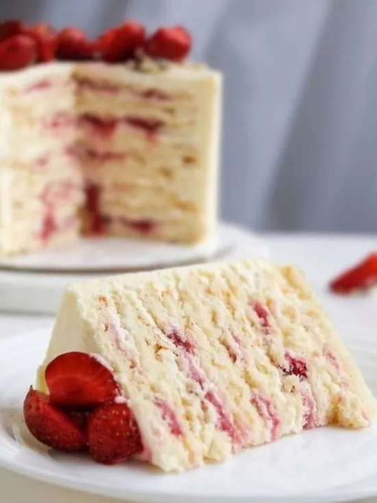 Торт Молочная Девочка с ягодами от семейной кондитерской Kisura | Доставка по Москве