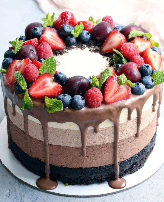 Торт Три Шоколада с ягодами от семейной кондитерской Kisura | Доставка по Москве