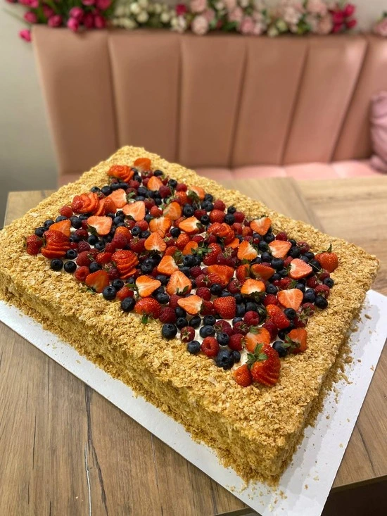 Торт Наполеон с ягодами от семейной кондитерской Kisura | Доставка по Москве