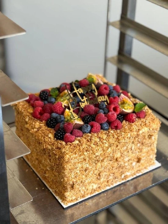 Торт Наполеон с ягодами от семейной кондитерской Kisura | Доставка по Москве