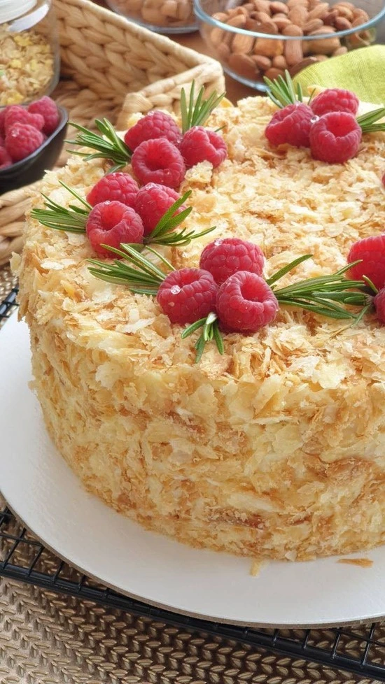 Торт Наполеон с ягодами от семейной кондитерской Kisura | Доставка по Москве