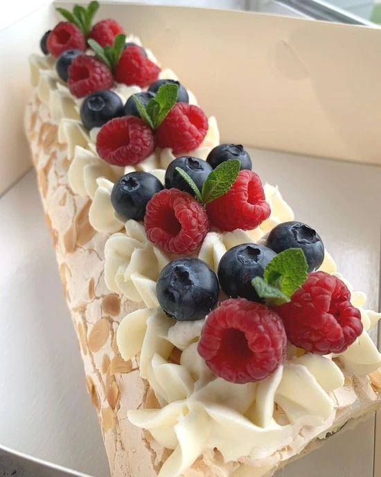 Меренговый торт с ягодами от семейной кондитерской Kisura | Доставка по Москве