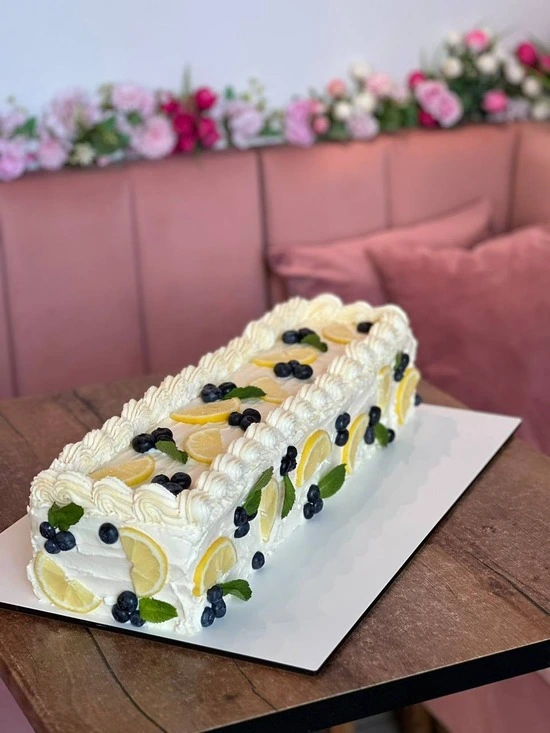 Меренговый торт с ягодами от семейной кондитерской Kisura | Доставка по Москве