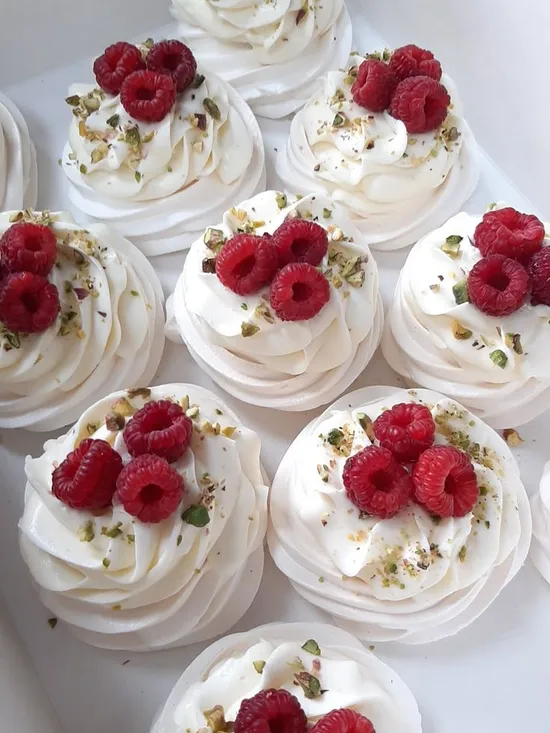 Торт Анна Павлова с ягодами от семейной кондитерской Kisura | Доставка по Москве