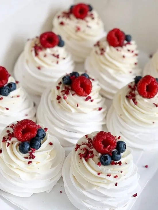 Торт Анна Павлова с ягодами от семейной кондитерской Kisura | Доставка по Москве