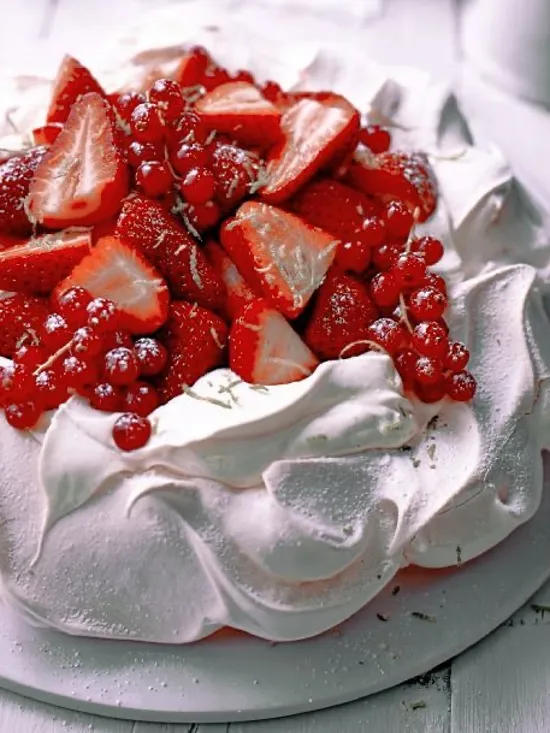 Торт Анна Павлова с ягодами от семейной кондитерской Kisura | Доставка по Москве