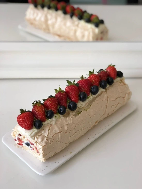 Меренговый рулет с ягодами от семейной кондитерской Kisura | Доставка по Москве