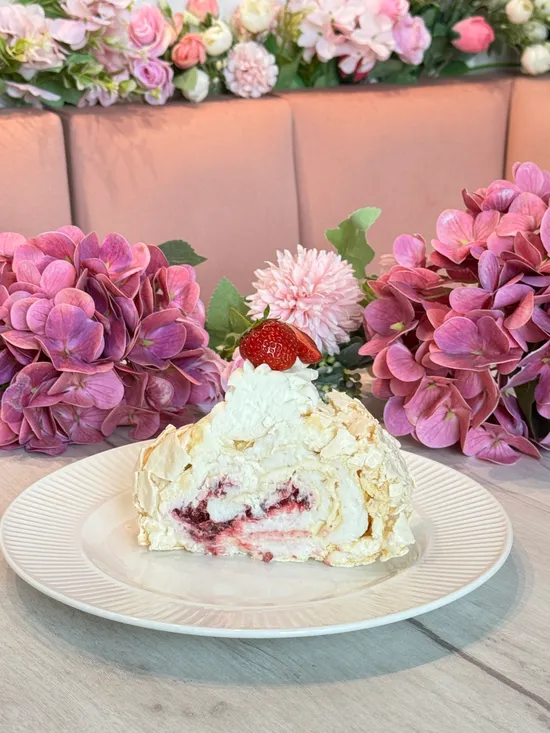 Меренговый рулет с ягодами от семейной кондитерской Kisura | Доставка по Москве