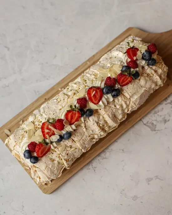 Меренговый рулет с ягодами от семейной кондитерской Kisura | Доставка по Москве