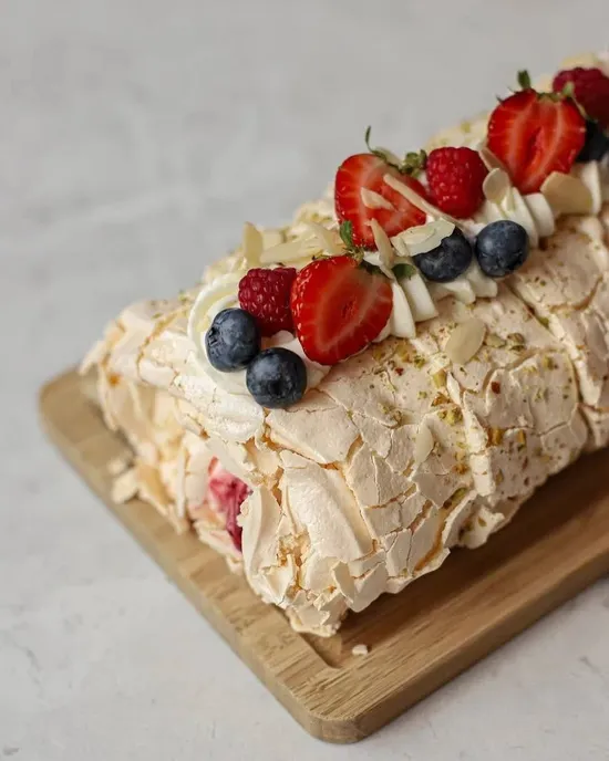 Меренговый рулет с ягодами от семейной кондитерской Kisura | Доставка по Москве