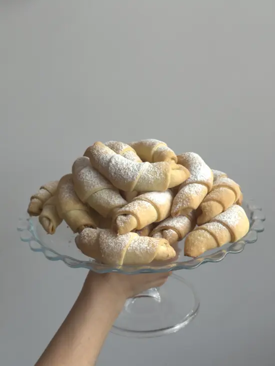 Рогалики с орешками от семейной кондитерской Kisura | Доставка по Москве