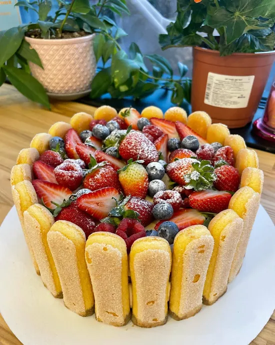 `Тирамису` с ягодами от семейной кондитерской Kisura | Доставка по Москве